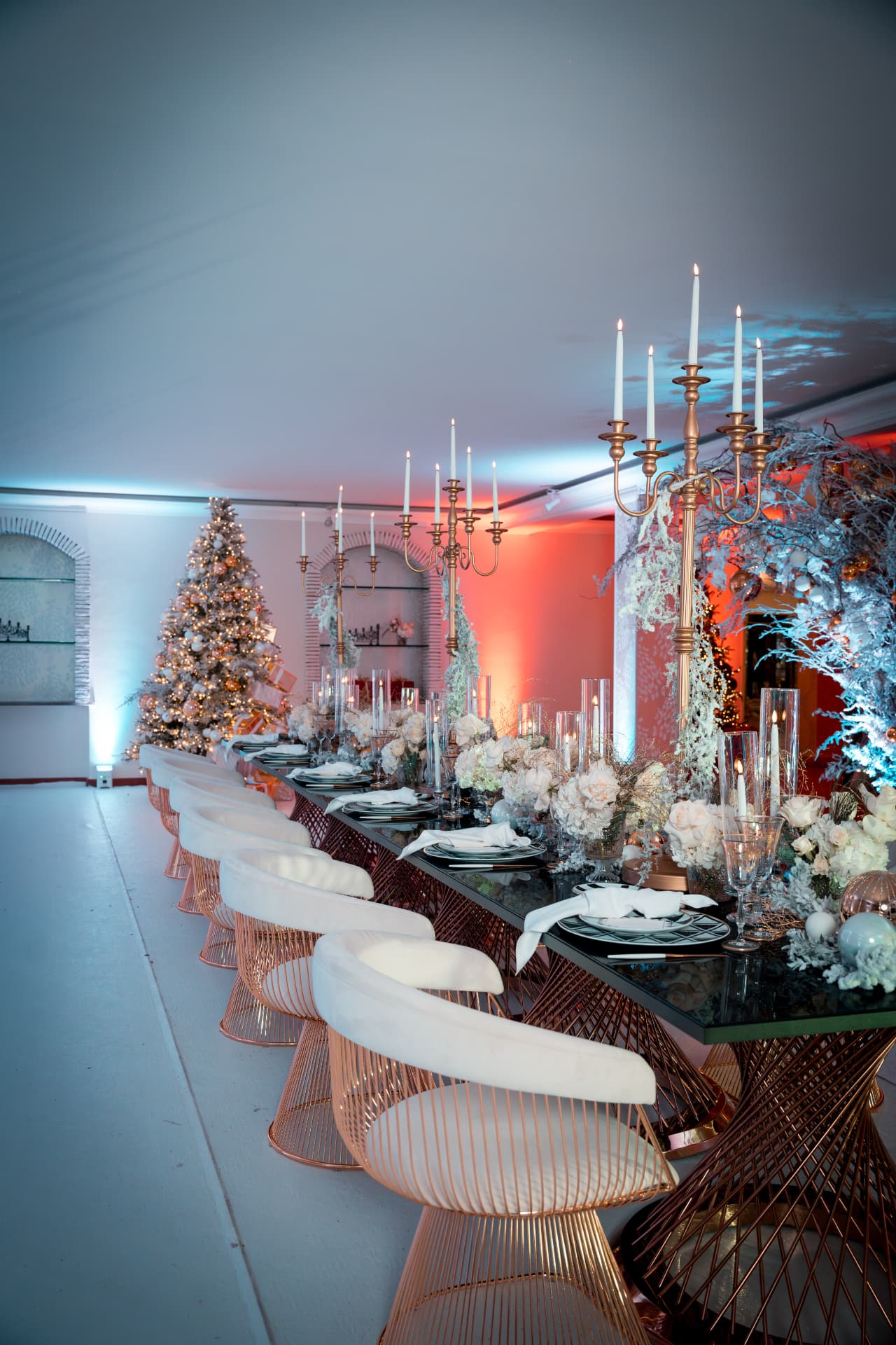 Tavolata natalizia con candelabri dorati e allestimento luxury